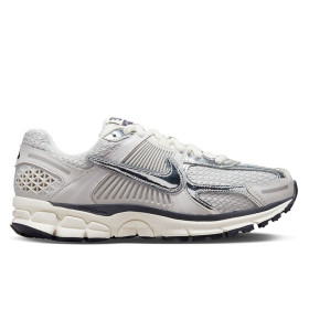 کتانی پیاده روی مردانه نایک Nike Vomero 5