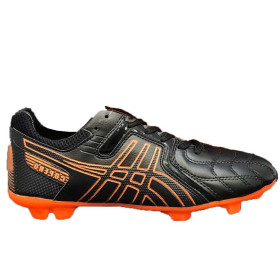 کفش حرفه ای مخصوص فوتبال در زمین چمن طبیعی