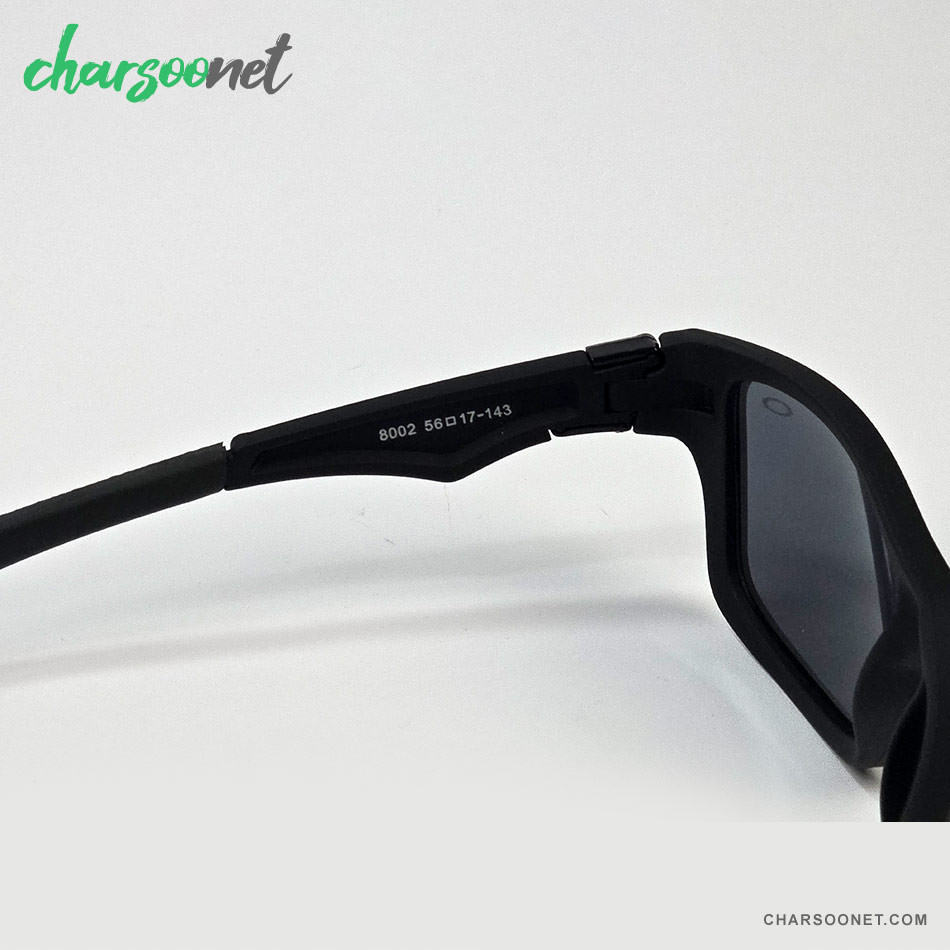 عینک Oakley مدل 8002 نمای نزدیک فریم و دسته